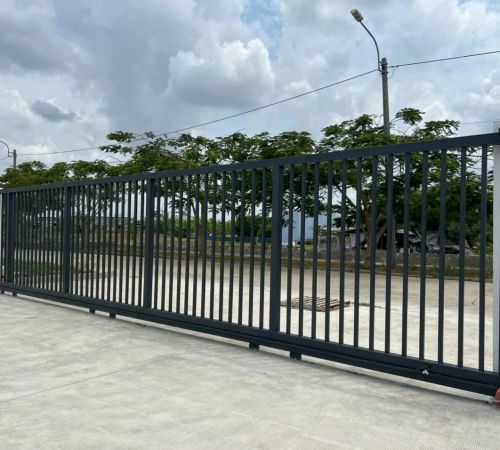 Nên dùng cửa trượt ngang tự động bằng sắt hay inox ?